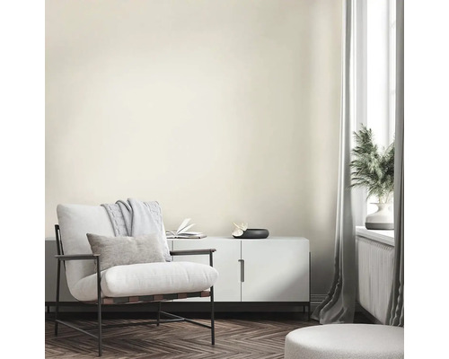 Svetlá izba s kreslom, komodou a dekoráciou pre návrh interiéru