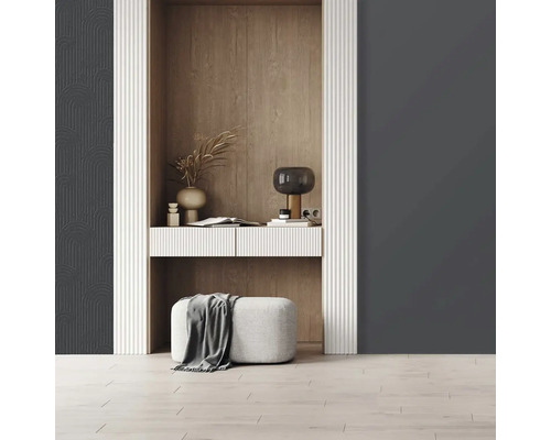 Dekoratívny interiér s komodou, stoličkou a nástennou dekoráciou