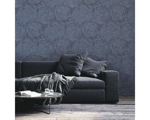 Obývacia izba s pohovkou a vzorovanou tapetou