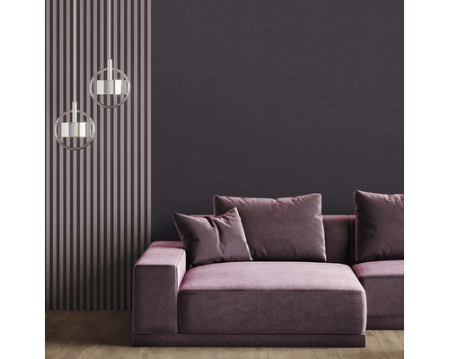 Obývacia izba s látkovou pohovkou, ozdobnými vankúšmi a závesnými svietidlami