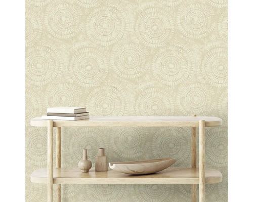 Scéna so vzorovanou tapetou s kruhovým dizajnom za policou s dekoratívnymi predmetmi