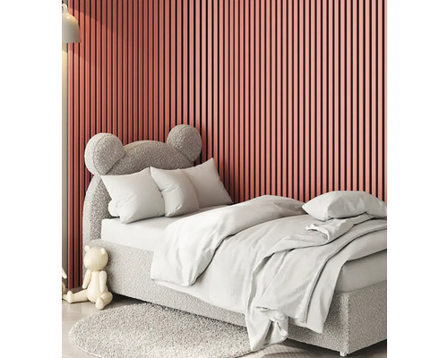 Dekoratívna spálňa s posteľou v tvare medvedíka, posteľnou bielizňou a nástennými panelmi.