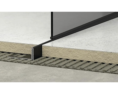 Detailný záber sprchového žľabu s dlaždicami a poterom