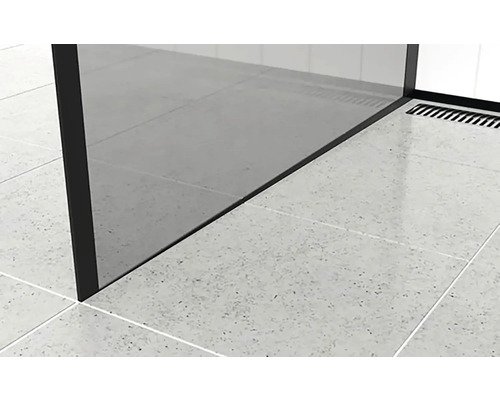 Detail sprchy s podlahovým odtokom a dlaždicami