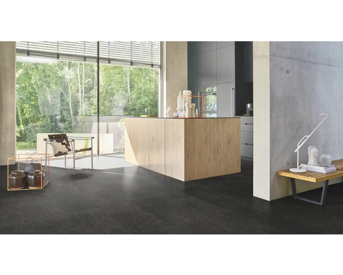 Svetlá, moderná miestnosť s veľkým oknom, kuchynským ostrovčekom a tmavou podlahou