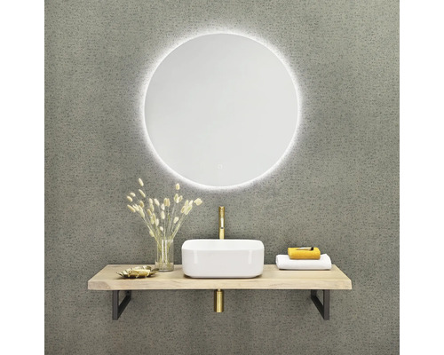 Moderná kúpeľňa s okrúhlym zrkadlom, umývadlom na dosku a drevenou policou