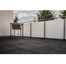 Balkón s gumovými dlaždicami, zástenou a stoličkou