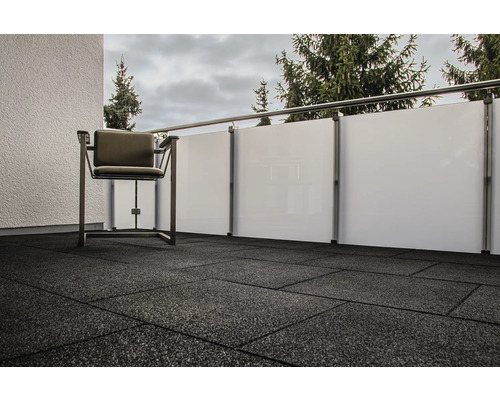 Balkón s gumovými dlaždicami, zástenou a stoličkou