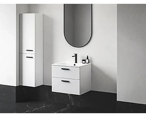 Kúpeľňa s vysokou skriňou, skrinkou pod umývadlo, umývadlom a zrkadlom