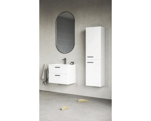 Kúpeľňa s umývadlovou skrinkou, zrkadlovou skrinkou a zrkadlom