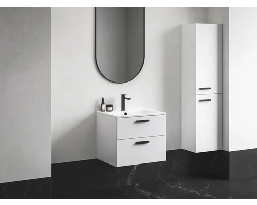 Moderná kúpeľňa s umývadlovou skrinkou, zrkadlovou skrinkou a vysokou skrinkou