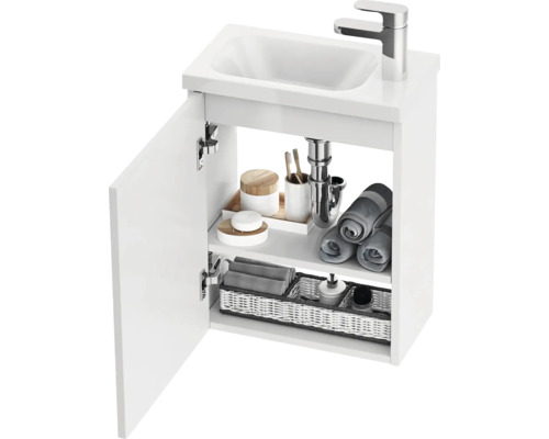 Skrinka pod umývadlo s otvorenými dvierkami a kúpeľňovými doplnkami