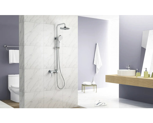 Kúpeľňa so sprchovacou súpravou, toaletou a umývadlom