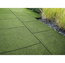 Pokládka dlaždíc z umelej trávy vonku