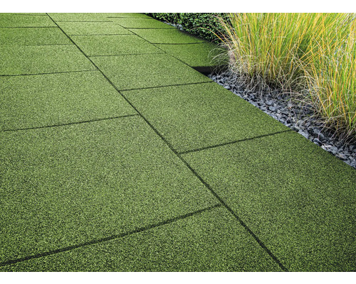 Pokládka dlaždíc z umelej trávy vonku