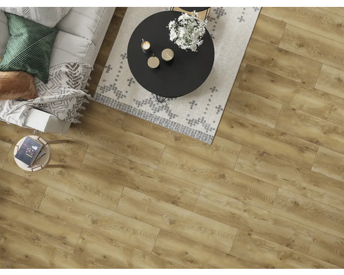 Pohľad na laminátovú podlahu v obývacej izbe s pohovkou, kobercom a stolom