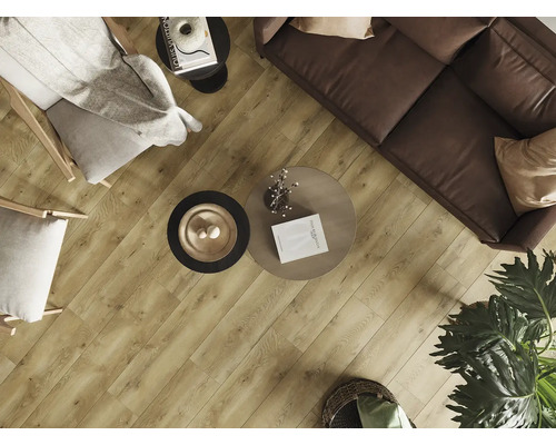 Pohľad zhora: obývacia izba s laminátovou podlahou, pohovkou, kreslom a konferenčnými stolíkmi