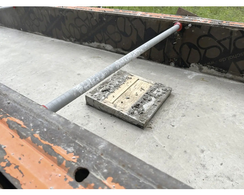 Betónová doska v debnení s rozperou