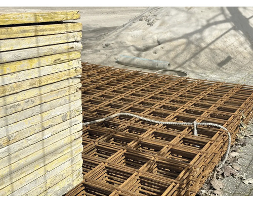Stoh debniacich dosiek a betonárskych sietí pre stavbu