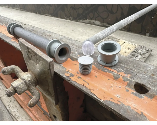 Betónové príslušenstvo na stavenisku, vrátane betónovej rúrky, uzatváracej zátky a upevňovacieho prvku