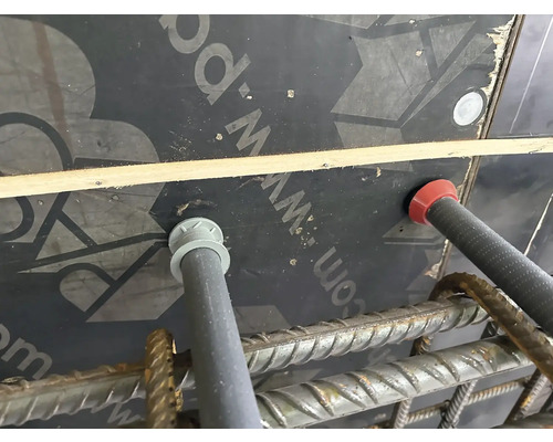 Detailný záber dištančných prvkov pre prvky debnenia a výstuž