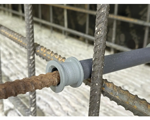 Distančný prvok výstuže s výstužnou oceľou v prevádzke.