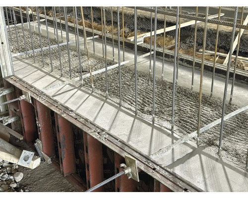 Betónový základ s výstužnou oceľou v debnení