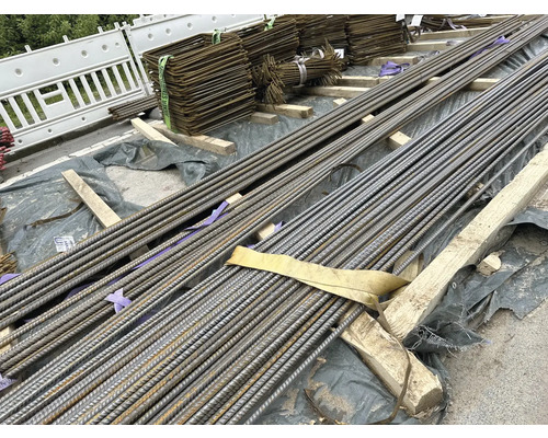 Oceľová výstuž a výstužné koše na stavenisku