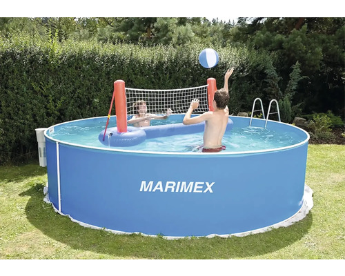 Bazén Marimex s hrajúcimi sa osobami a volejbalovou sieťou
