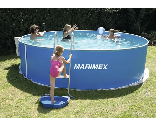 Rámový bazén Marimex s deťmi vo vode a na rebríku v záhrade.