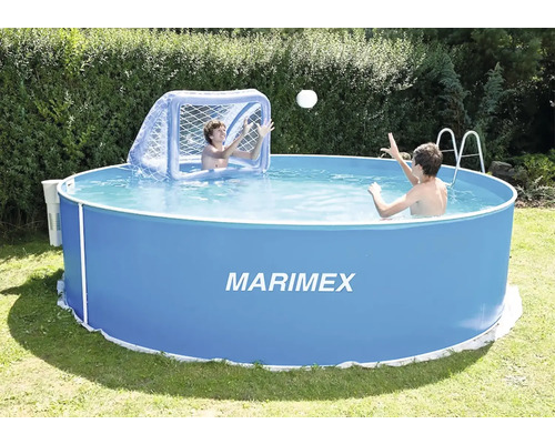 Bazén Marimex s dvoma ľuďmi a bránkou na vodné pólo