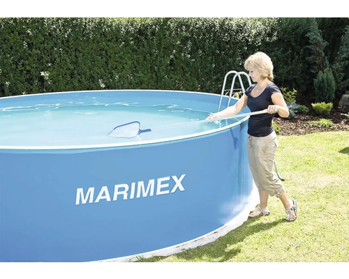 Žena čistí okrúhly bazén Marimex pomocou sieťky.