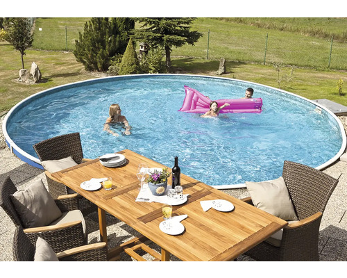 Guľatý bazén v záhrade s rodinou a jedálenský stôl so stoličkami