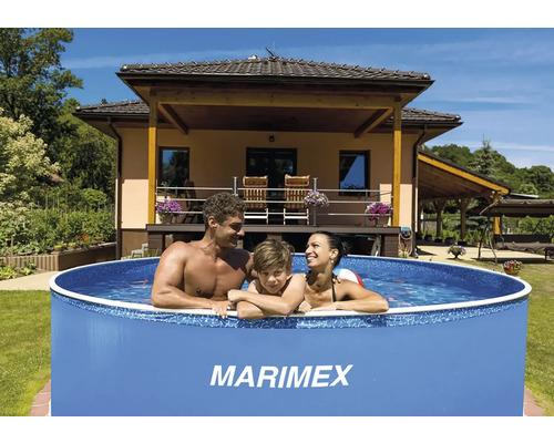 Rodina v bazéne Marimex na záhrade pred domom