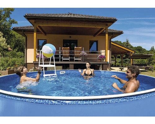 Rodina sa hrá s loptou v nadzemnom bazéne v záhrade.