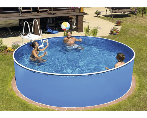 Rodina sa hrá v okrúhlom nadzemnom bazéne v záhrade