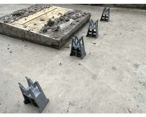 Betónový základ s dištančnými vložkami na betónovej podlahe