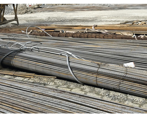 Zväzok betonárskej ocele uložený na stavenisku