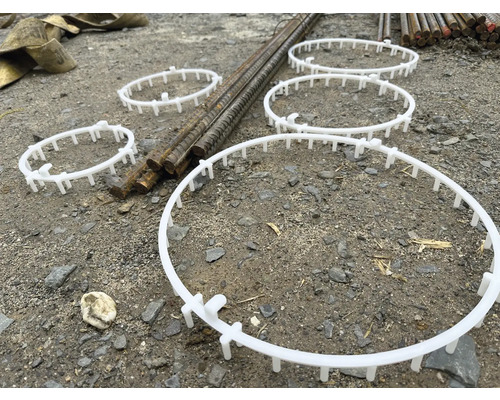 Niekoľko plastových dištančných prvkov pre výstužné koše na stavenisku