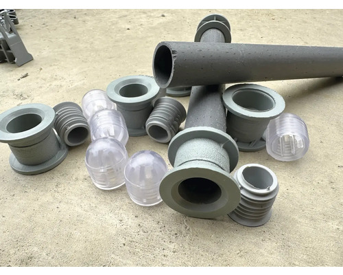 Rôzne rúrkové spojky a príslušenstvo pre sanitárne inštalácie.