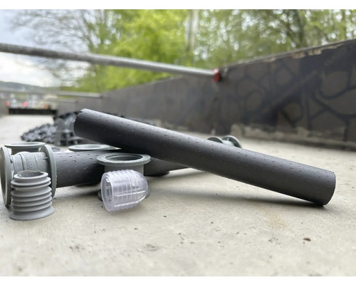 Pohľad zhora na drenážny potrubný systém