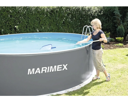 Žena čistí okrúhly bazén v záhrade pomocou sieťky. Logo Marimex.