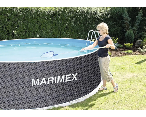 Žena čistí bazén Marimex pomocou sieťky
