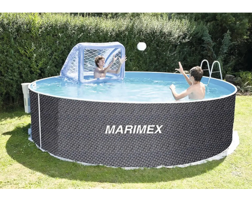 Bazén Marimex Frame s dvoma ľuďmi a sieťou na vodné pólo v záhrade.
