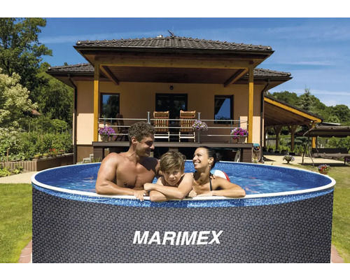 Rodina relaxuje v bazéne Marimex v záhrade pred domom.
