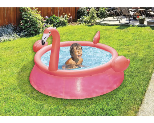 Čľapkací bazén plameniak s dieťaťom v záhrade