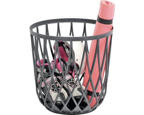 Úložný kôš naplnený inline korčuľami, helmou a podložkou na jogu