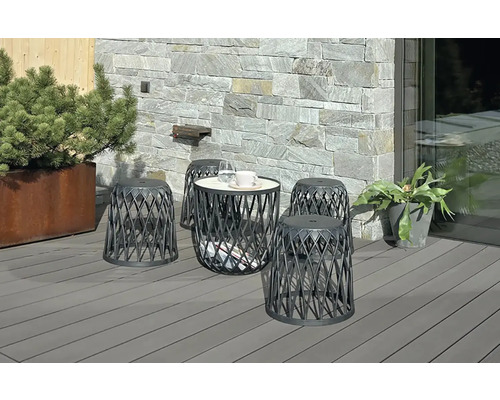 Terasa s kamenným stolom a niekoľkými sedacími stoličkami