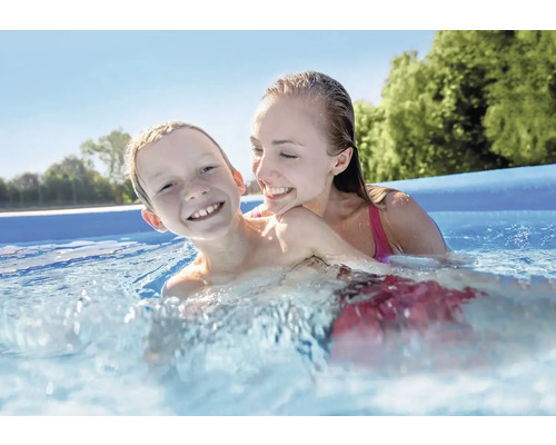 Matka a syn sa bavia v bazéne.