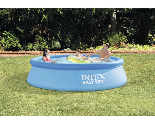 Rodinný bazén v záhrade s hrajúcimi sa ľuďmi